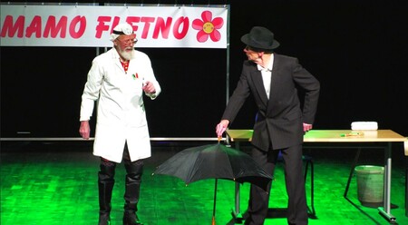 skeč Šoferski izpit sta zaigrala Ivan in Matija 